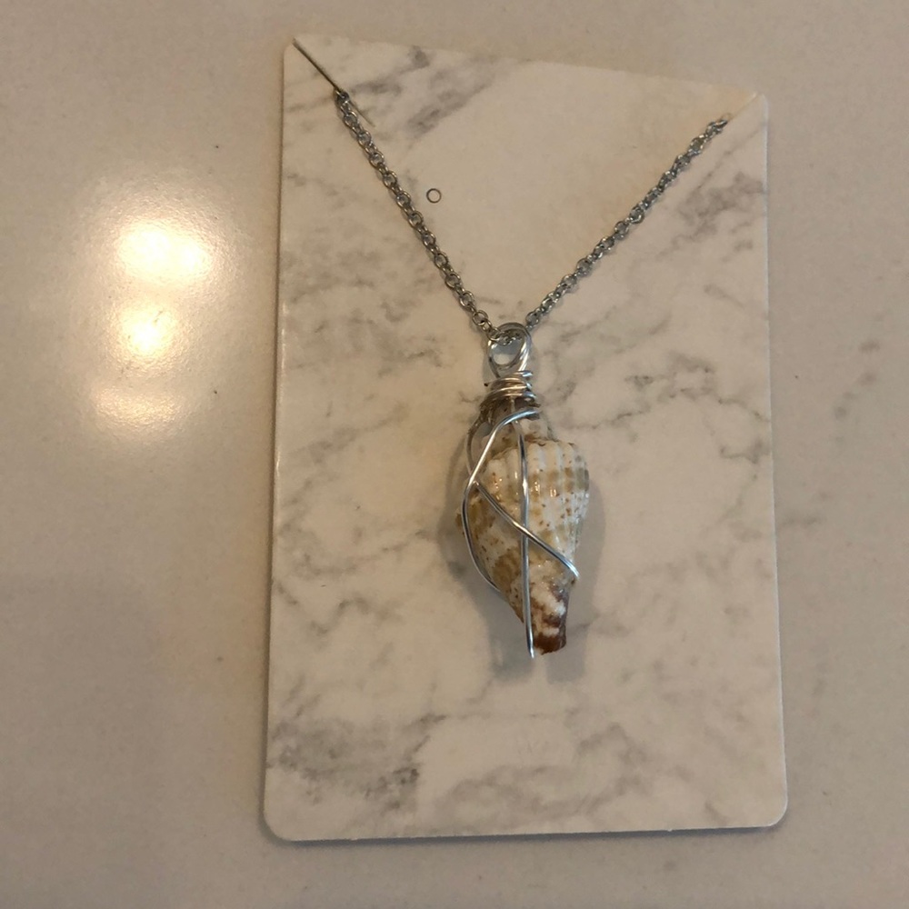 Handmade nwt silver wire wrapped shell necklace